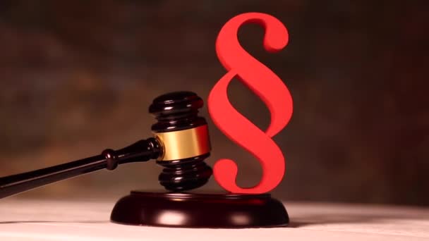 Paragraph sign with wooden gavel — Stock Video