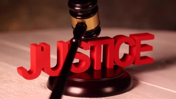 Martillo de madera con signo de justicia — Vídeo de stock
