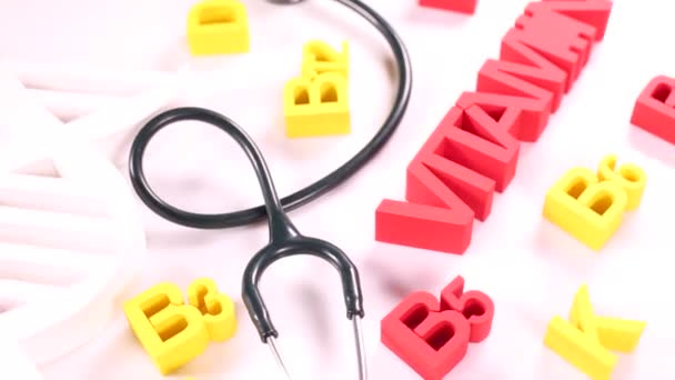 Steteskop ve hap sağlıklı vitamin işaretiyle — Stok video