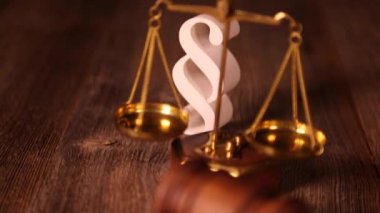 Tahta tokmak ve paragraf ile adaletin terazisi 