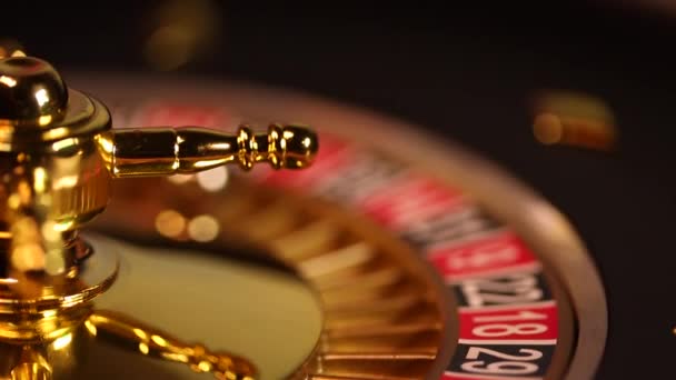 Колесо рулетки работает в казино — стоковое видео