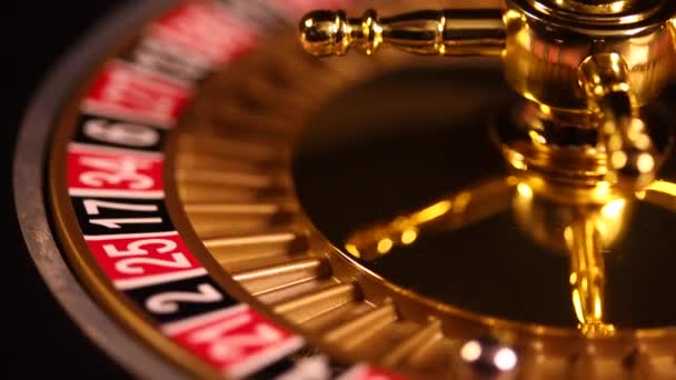 Колесо рулетки работает в казино — стоковое видео