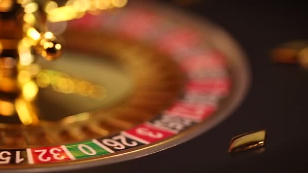 Ruota della roulette in esecuzione in un casinò — Video Stock