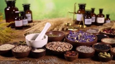Çeşitli tıbbi tedavi edici otlar