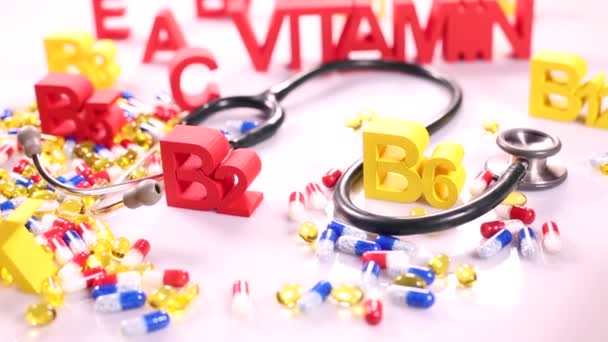 Здоровый витаминный знак со стетоскопом и таблетками — стоковое видео