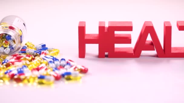 Signo saludable con píldoras de colores — Vídeo de stock