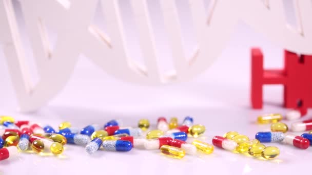 Таблетки, ДНК код и здоровый знак — стоковое видео