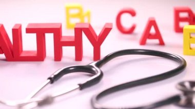 Steteskop ve vitaminler sağlıklı işaretiyle 