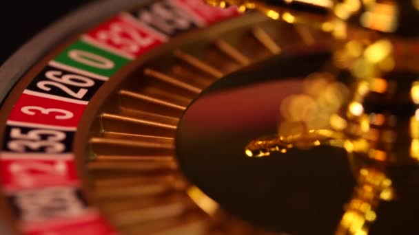 Roulette wiel draait in een casino — Stockvideo