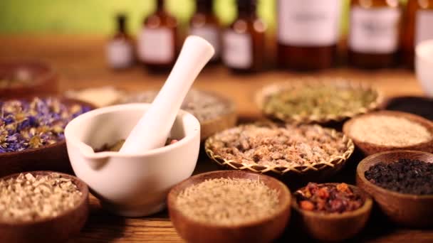 Erbe mediche naturali assortite — Video Stock