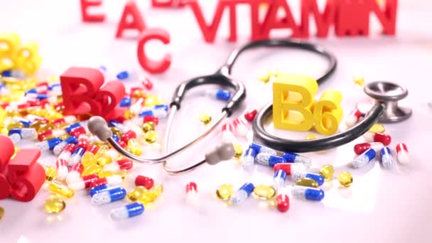 Gezonde teken met de stethoscoop en vitaminen — Stockvideo