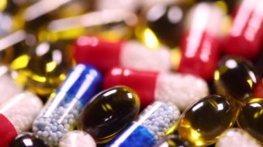 Çeşitli hap ve kapsül ile kompozisyon