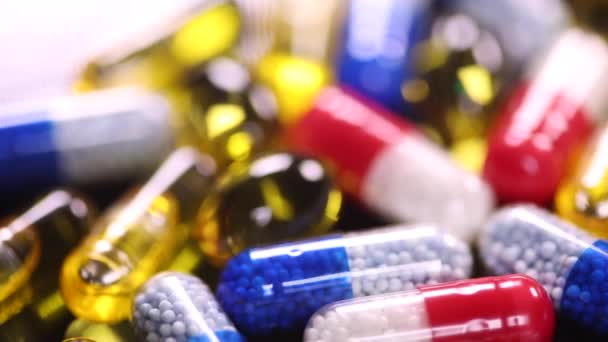 Composición con variedad de píldoras y cápsulas — Vídeo de stock