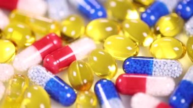 renkli haplar ve kapsüller