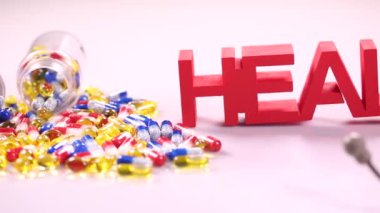 Renkli hapları ile sağlıklı işareti 