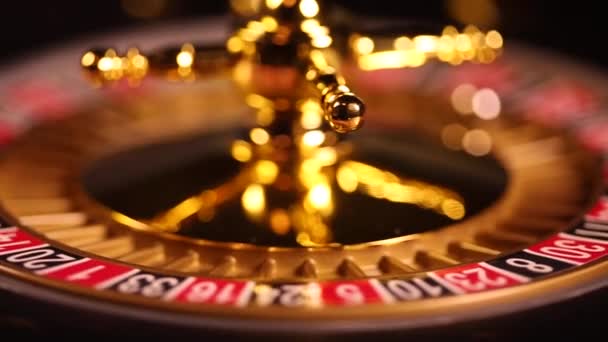 Roulette wiel draait in een casino — Stockvideo