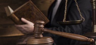 Millet, tahta tokmak avukatı, adalet kavramı.