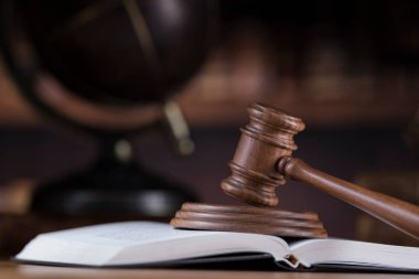 Mahkemede hakim Gavel.