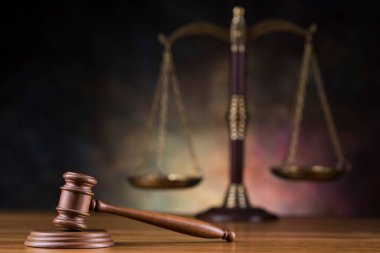 Tahta tokmak avukatı, adalet kavramı, hukuk sistemi kavramı.