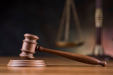 Tahta tokmak avukatı, adalet kavramı, hukuk sistemi kavramı.