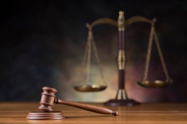 Tahta tokmak avukatı, adalet kavramı, hukuk sistemi kavramı.