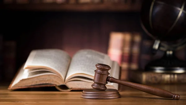 地球の背景 法律のテーマ 裁判官のマレット 木製の砂利 — ストック写真