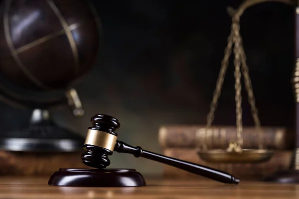 法律のテーマ 裁判官のマレット 木製の砂利 地球の背景 — ストック写真