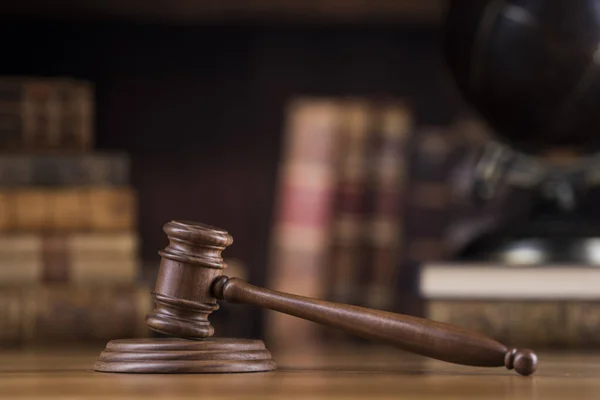 法と正義の概念 茶色の木製の背景 — ストック写真