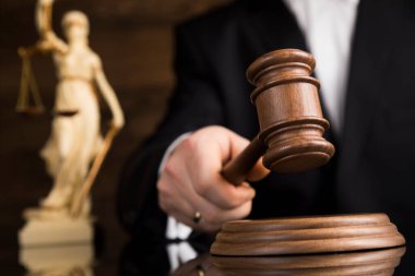 İnsanlar, hukuk kavramı, tahta tokmak.