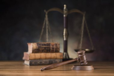 Tahta tokmak avukatı, adalet kavramı, hukuk sistemi kavramı.