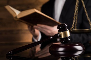 İnsanlar, hukuk kavramı, tahta tokmak.