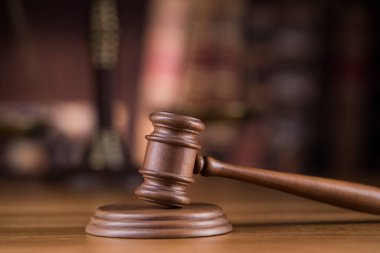 Hukuk teması, yargıç tokmağı, tahta tokmak, dünya geçmişi.