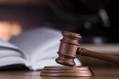 Hukuk ve adalet kavramı, kahverengi ahşap arka plan