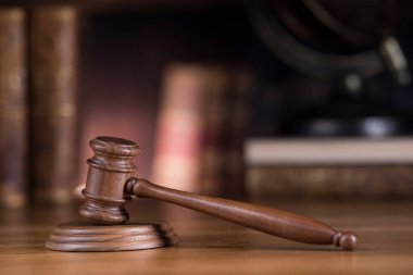 Tokmak, hukuk, kanunlar ve adalet kavramı.