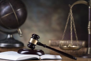 Hukuk teması, yargıç tokmağı, tahta tokmak, dünya geçmişi.