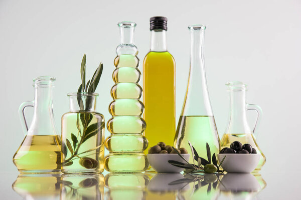 Бутылки с оливковым маслом и оливковой ветвью