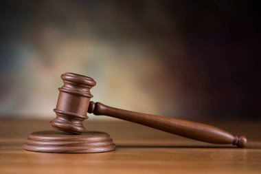 Gavel, hukuk teması, yargıç kavramı tokmağı.