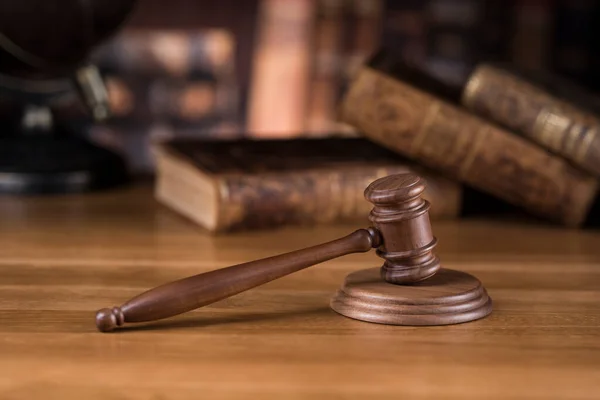 法と正義の概念 茶色の木製の背景 — ストック写真