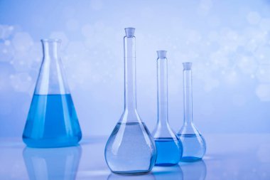 Laboratuvar Araştırma ve Geliştirme. Kimyasal deney için bilimsel cam eşyalar