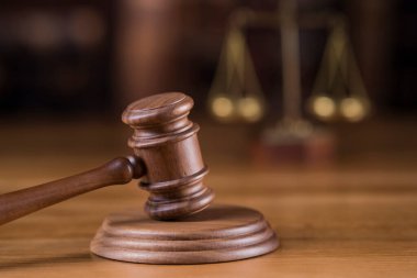 Hukuk teması, yargıç tokmağı, tahta tokmak, dünya geçmişi.