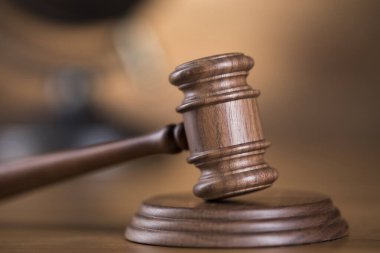 Hukuk teması, yargıç tokmağı, tahta tokmak.