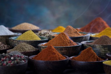 Mutfak masasında çeşitli baharat ve bitkiler var.