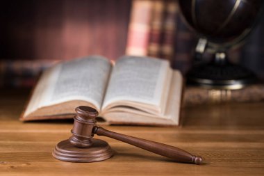 Tokmak, yasal kod ve adalet heykeli, hukuk kavramı