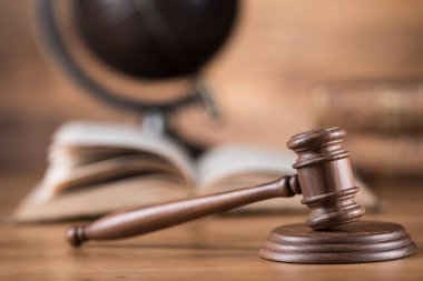 Hukuk teması, yargıç tokmağı, tahta tokmak, dünya geçmişi.