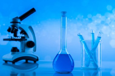 Mikroskop, cam eşyalar, laboratuvar deney tüpleri, bilim deneyi.