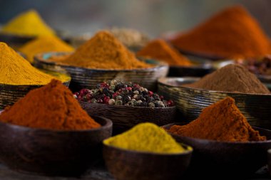 Ahşap arka planda Aromatik baharatlar