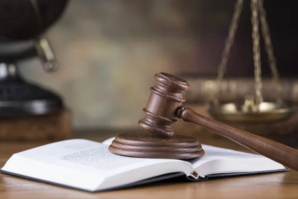法律のテーマ 裁判官のマレット 木製の砂利 地球の背景 — ストック写真