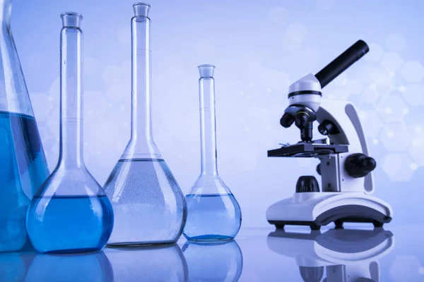 Ανάπτυξη Επιστημονικά Γυάλινα Σκεύη Για Χημικά Πειράματα — Φωτογραφία Αρχείου