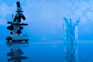 Mikroskop, cam eşyalar, laboratuvar deney tüpleri, bilim deneyi.