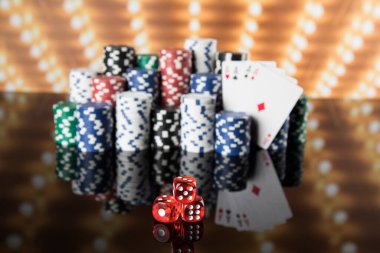 Oyun masasında poker çipleri